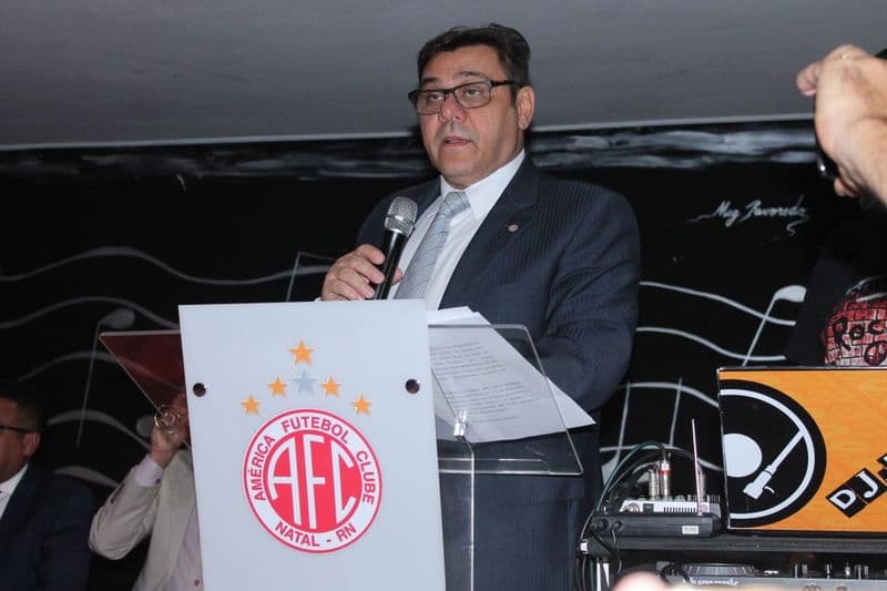 Em noite de festa, Eduardo Rocha assume a presidência do América