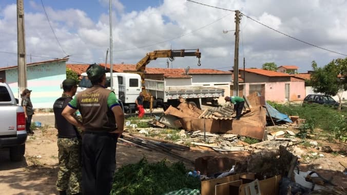 FOTO: Cigarreiras irregulares são removidas da Praça da Paz, na Zona Norte de Natal