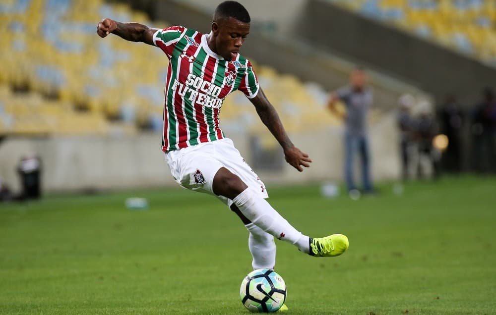 Torcedores do Flamengo agridem e chutam joelho operado de jogador do Fluminense