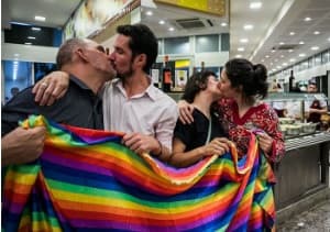 FOTOS: Casais gays promovem beijaço em padaria de São Paulo