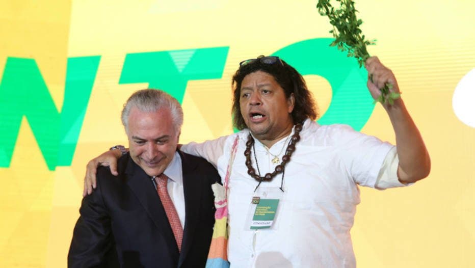 FOTO: Pai de santo invade palco, benze Temer e diz que há "macumba" contra presidente