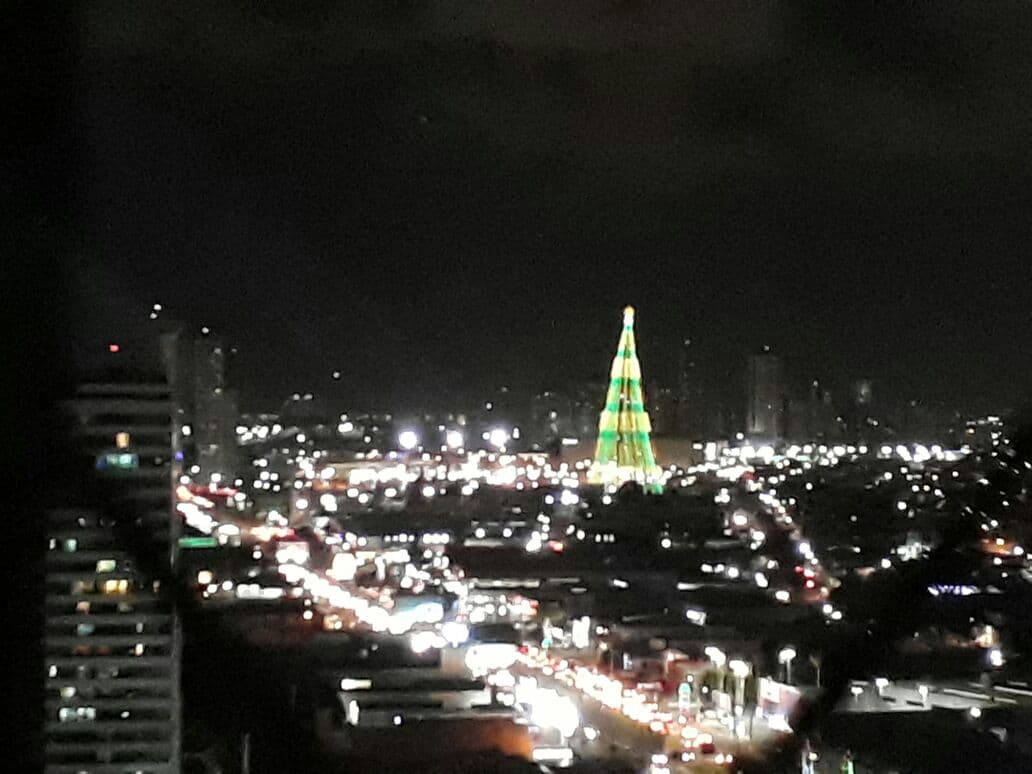 FOTOS: Árvore de Natal de Mirassol torta chama a atenção de bairros na Zona Sul