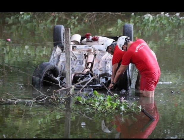 FOTO: Carro cai dentro de rio e três pessoas morrem em Mossoró