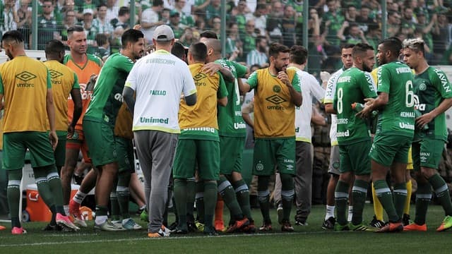 EXEMPLO: Reconstruída e classificada: Chape vence, vai à Libertadores e rebaixa o Coritiba