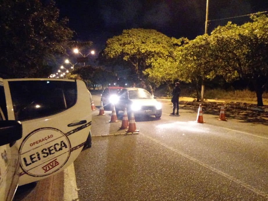 Lei Seca retém 20 CNHs e prende um condutor na primeira noite do Carnatal