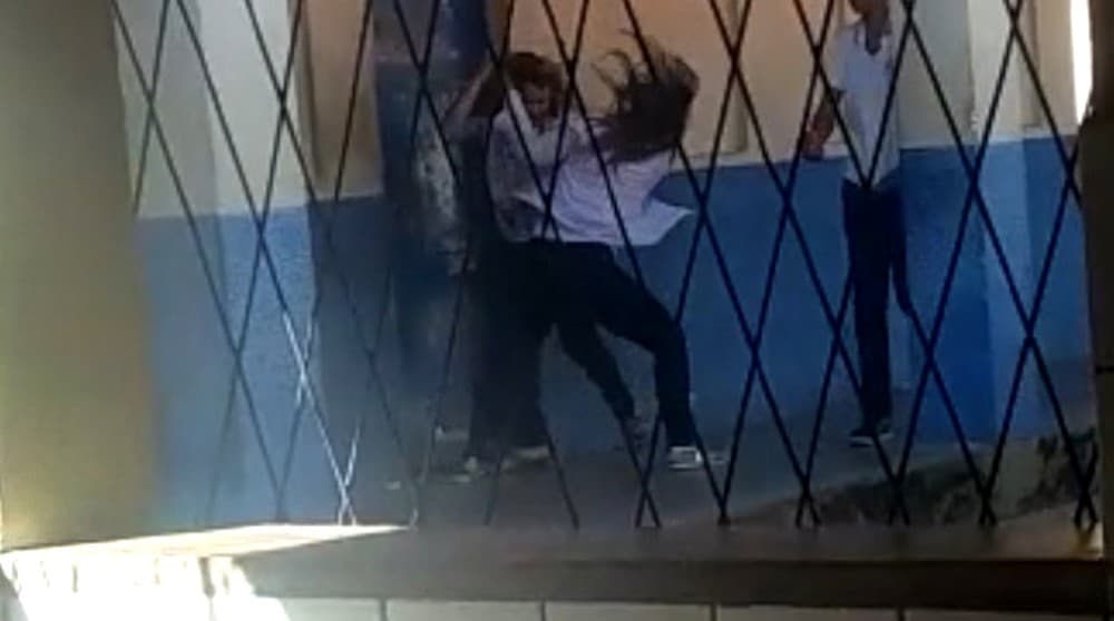 VÍDEO: Professora é agredida em Teresina por aluna com problemas de comportamento após reclamar sobre uniforme