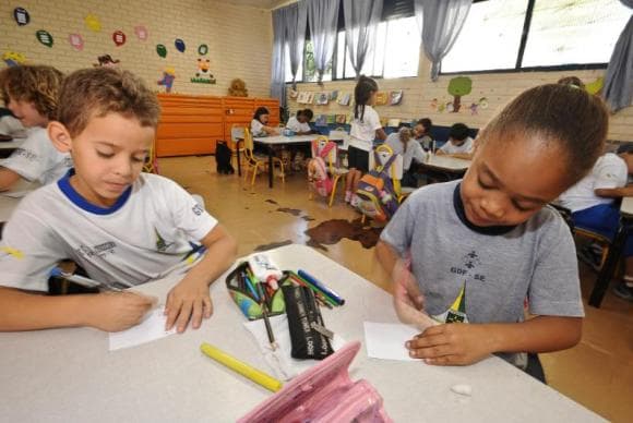 Saiba o que é a base nacional que vai orientar currículos das escolas