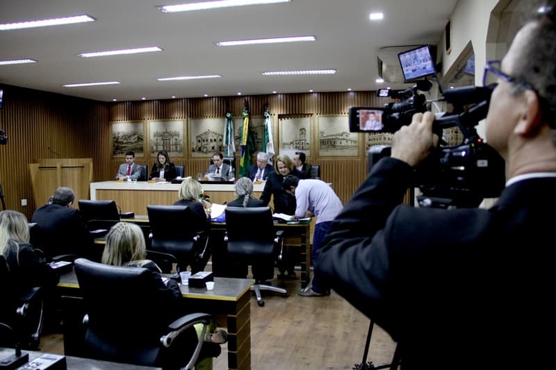 Projeto aprovado em Natal proíbe a aplicação de multas de trânsito entre as 23h e as 5h, em semáforos, em velocidade mínima; entenda