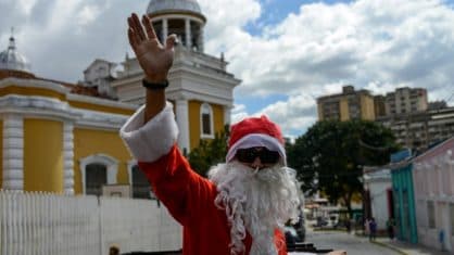 ‘Queremos comida!’ é o pedido que Papai Noel ouve nas ruas de Caracas, na Venezuela