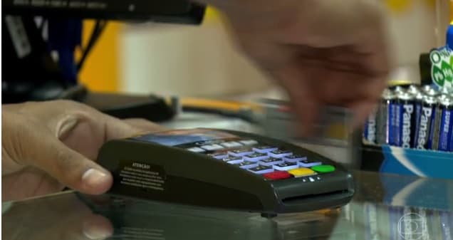 Uso de cartão para compras deve superar o de dinheiro pela primeira vez, aponta estudo