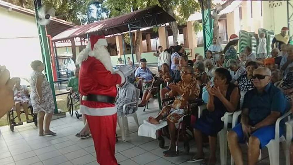 IMORALIDADE: Voluntário que distribui presentes tem roupa de Papai Noel e brinquedos furtados em Fortaleza