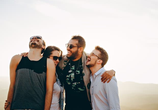Dinheiro não compra felicidade, mas muda o que te faz feliz, revela pesquisa