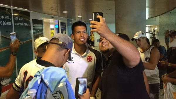 FOTOS: Vasco desembarca em Natal com presença da torcida