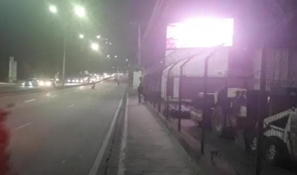 Painel de LED exibe filme pornô em avenida de Manaus