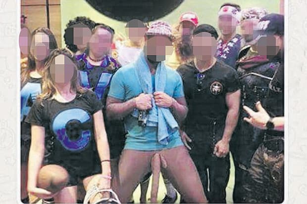 FOTO: Fantasia do "Negão do WhatsApp" faz estrago, e festa de fim de ano em multinacional no Brasil provoca demissões