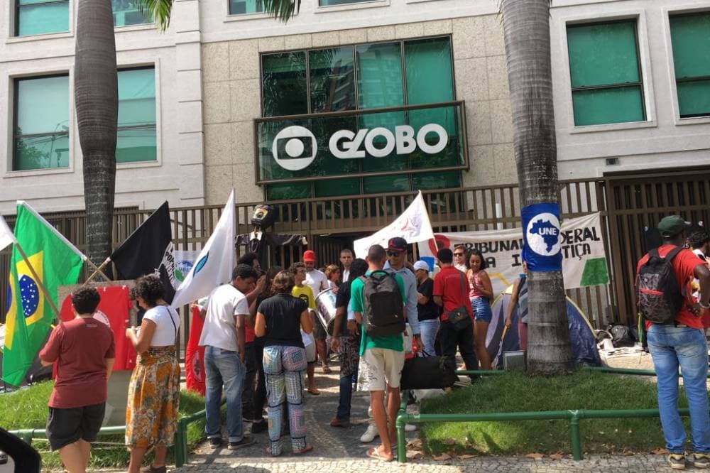 Em defesa de Lula, movimentos protestaram na porta da Globo