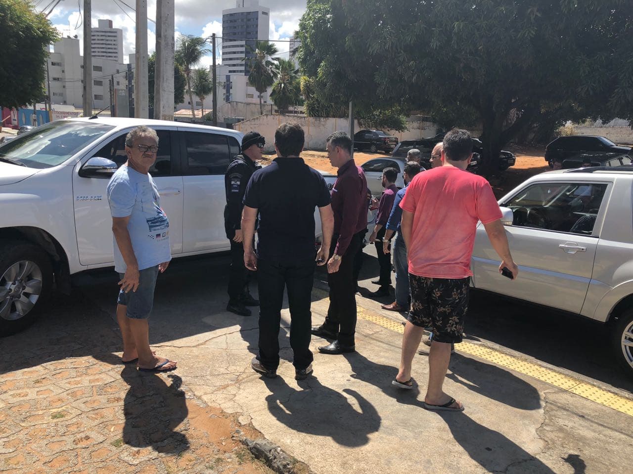 FOTOS: Troca de tiros entre bandidos e Guarda Municipal provoca pânico na Zona Sul de Natal; carro de deputado federal é levado