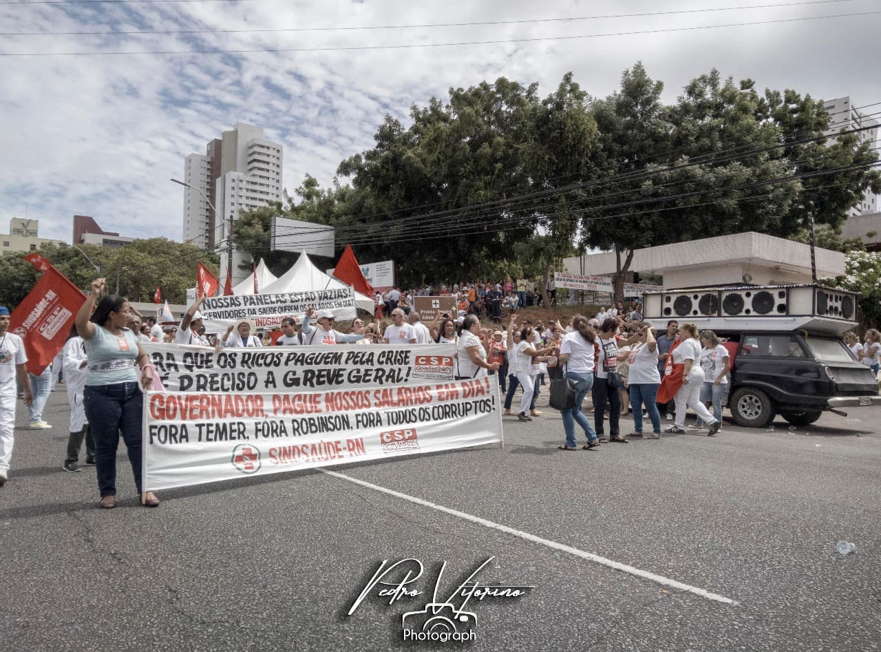 FOTOS: Servidores da Saúde protestam em Natal