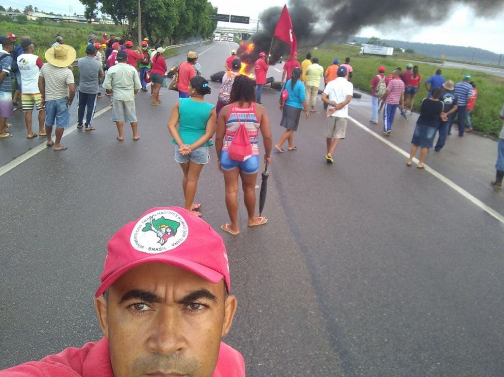 IMORAL - (FOTOS): MST inicia processo de interdição em rodovias no país, e bloqueia trecho entre João Pessoa e Recife, na BR-101