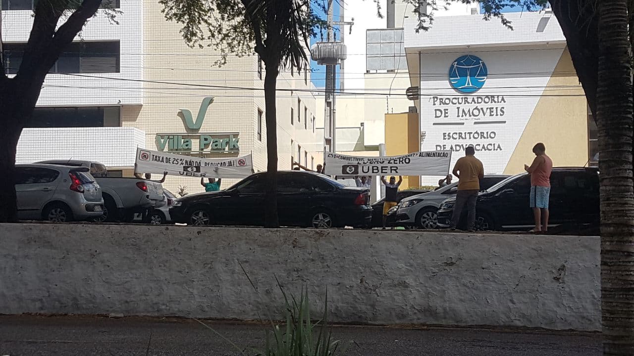 FOTO E VÍDEO: Protesto de motoristas do Uber em trecho da Hermes da Fonseca e Salgado Filho