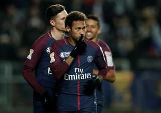 Neymar marca de pênalti e põe PSG na semi da Copa da Liga