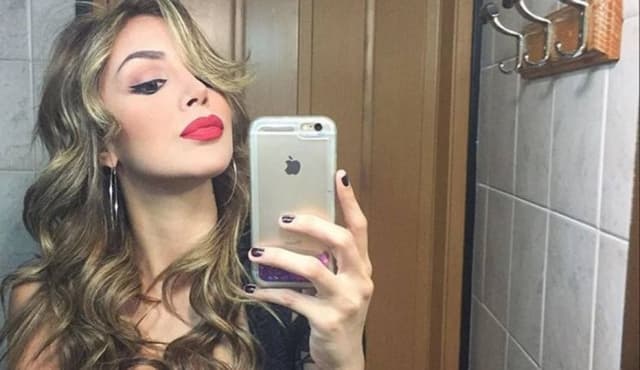 O curioso caso da miss venezuelana que viaja o mundo com seu banheiro