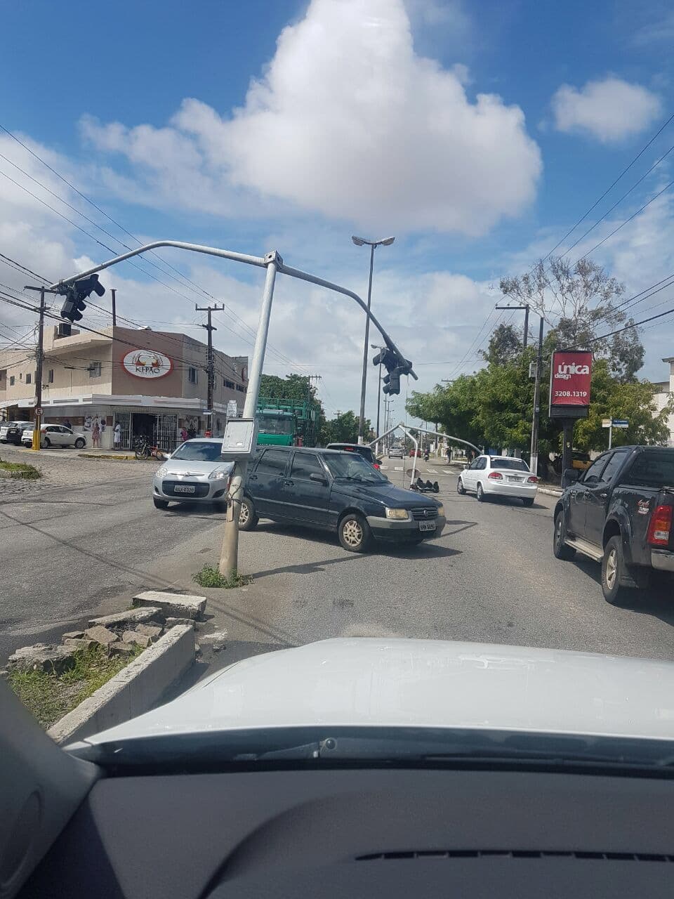 Caminhão colide e derruba dois sinais de trânsito na Av. Ayrton Senna