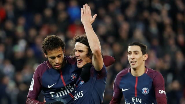 Cavani finalmente marca, passa recorde de Ibra, e PSG vence com dois gols de Neymar