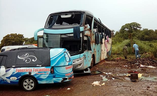 Ônibus capota, mata 7 pessoas e fere ao menos 11 no Tocantins