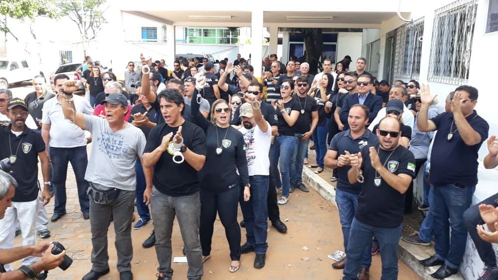 FOTOS: Com algemas nos punhos, policiais civis se apresentam na Delegacia Geral de Polícia em Natal