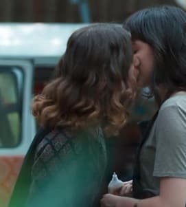 Autor da novela teen "Malhação", da Globo, é xingado por causa de beijo lésbico