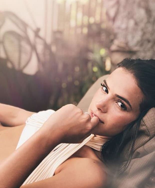 Jornal inglês comete gafe e fala que Bruna Marquezine perdeu virgindade aos 11 anos
