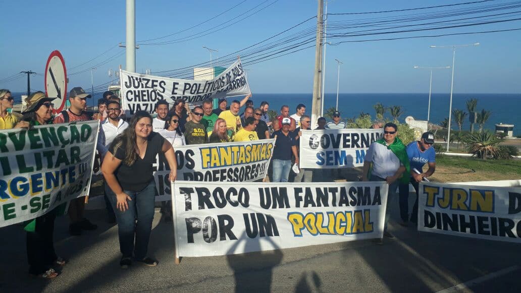 FOTOS: Carreata em Natal pedia intervenção militar, mudanças no governo e apoiava policiais
