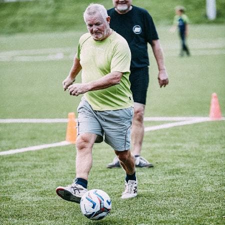 Jogar futebol melhora saúde cardiovascular e reduz gordura corporal
