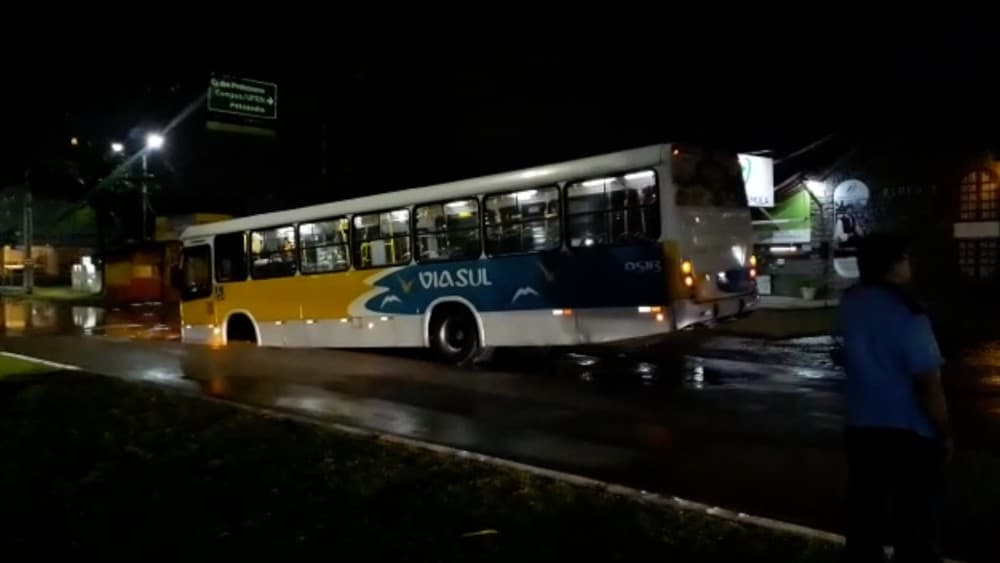 FOTO: Asfalto cede e ônibus cai em buraco na Avenida Engenheiro Roberto Freire