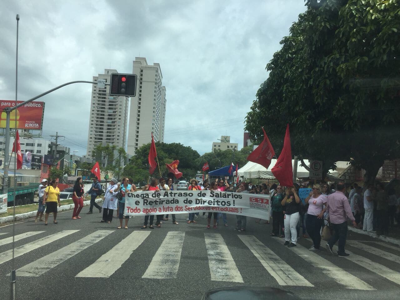 FOTO: Servidores da Saúde em greve protestam nas imediações do Hospital Walfredo Gurgel