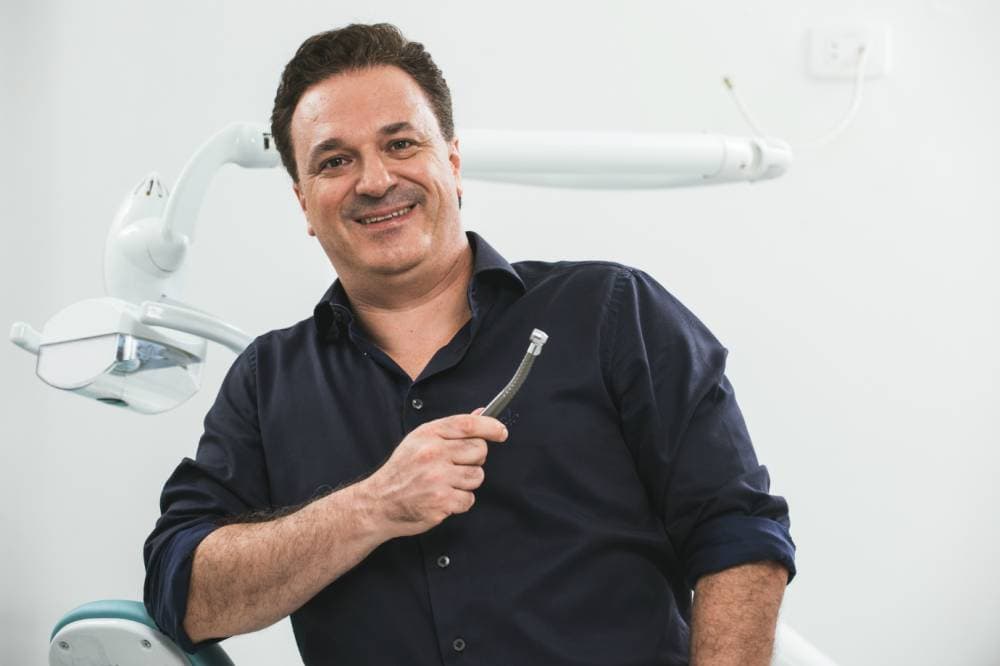 Ele começou vendendo escovas de dente – e hoje fatura R$ 141 milhões
