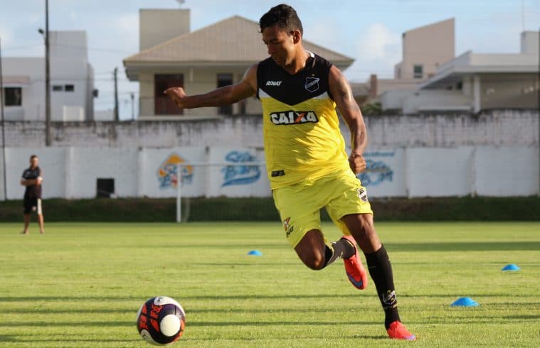 Wallyson está regularizado e pronto para fazer a reestreia com a camisa abecedista