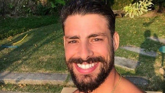 Ator global Cauã Reymond  diz que vai processar autor de foto dele nu em casa