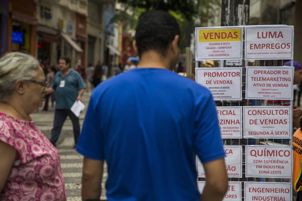 Desemprego fica em 12,2% em janeiro
