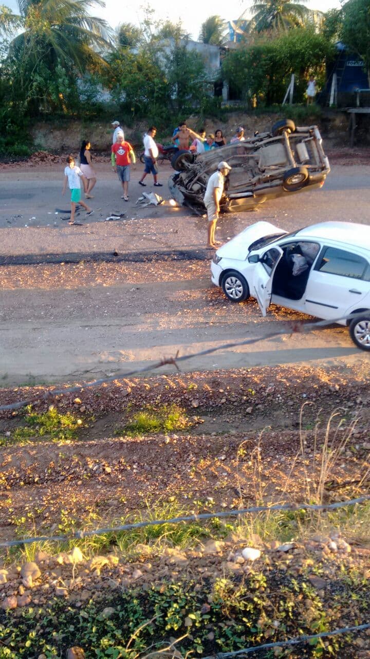 FOTO: Capotamento deixa uma vítima presa nas ferragens entre os municípios de São José do Seridó e Cruzeta