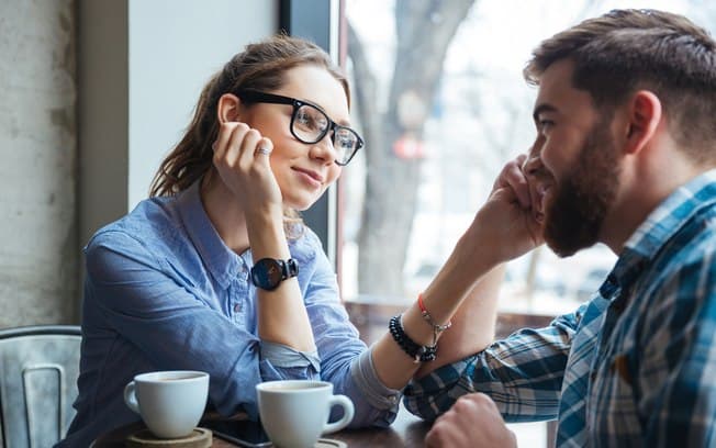 Mulheres que tomam iniciativa têm mais sorte no amor, diz estudo
