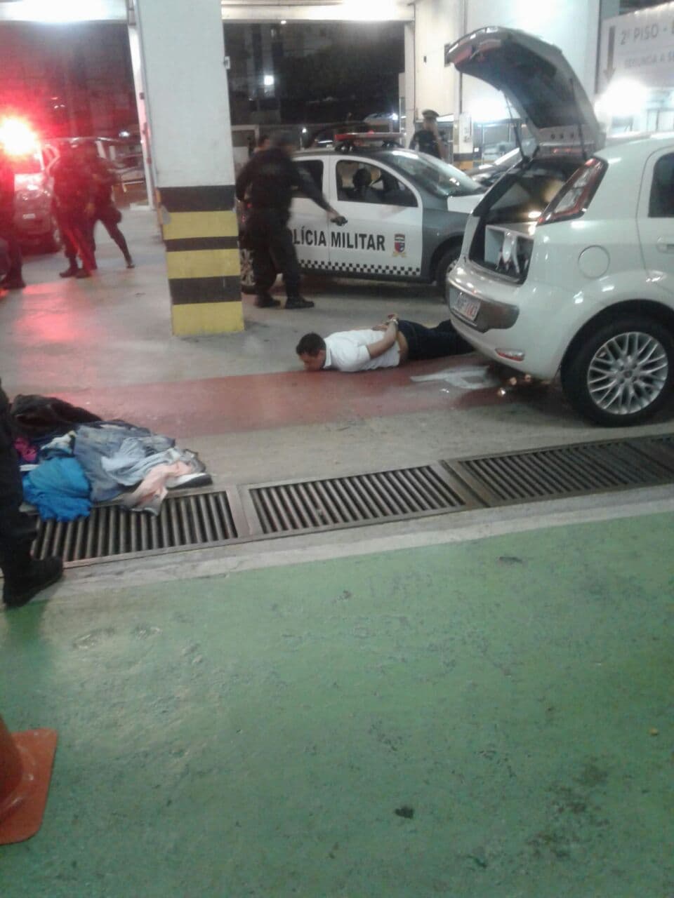 PM prende dois bandidos em um veículo com arma e produtos roubados dentro de estacionamento de shopping em Natal