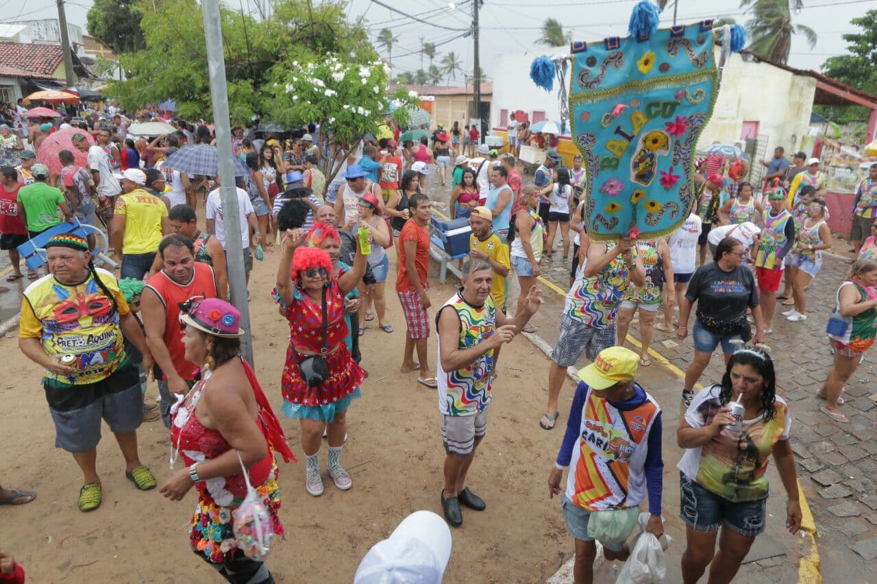 FOTOS: Bloco dos Garis e Baiacu na Vara encerram os festejos carnavalescos em Natal; chuva não desanimou foliões