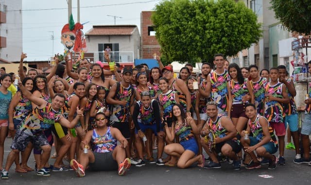 FOTOS: Caravanas de vários municípios da região da Costa Branca marcam presença em multidão no carnaval em Guamaré; veja programação em mais dois dias de folia