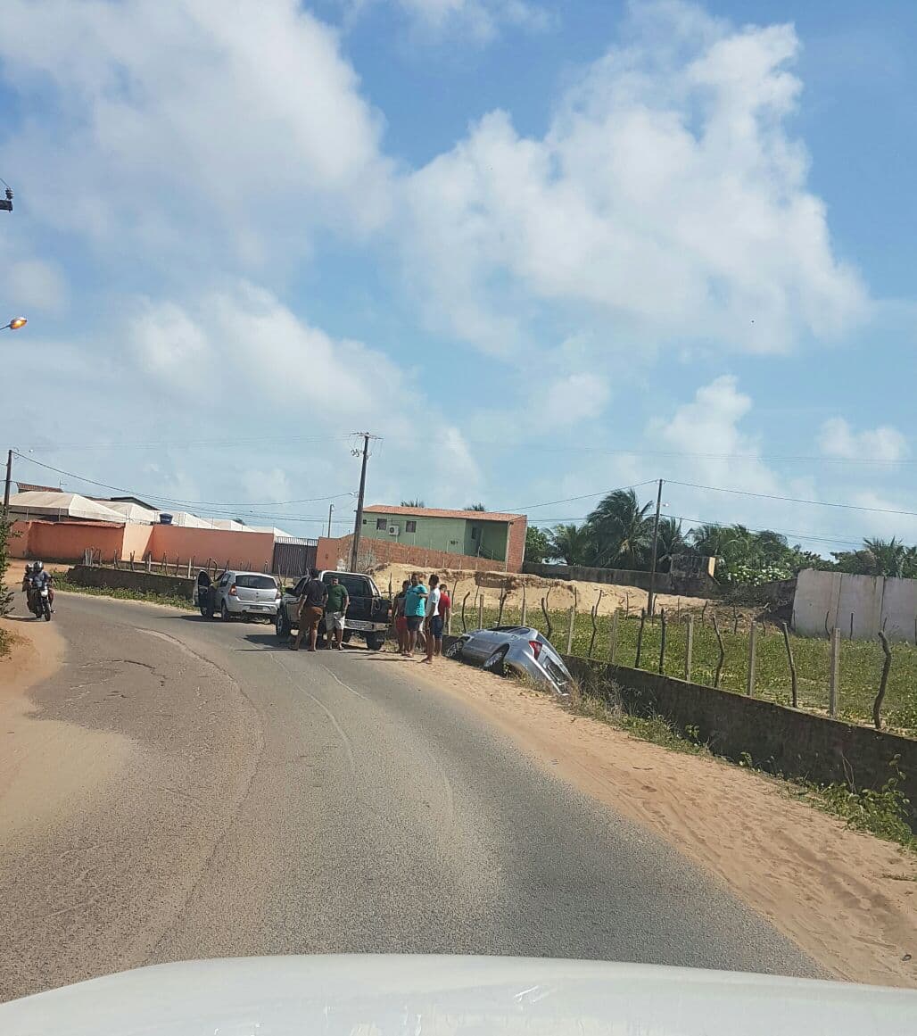 FOTO: Carro cai em acostamento na estrada de Genipabu