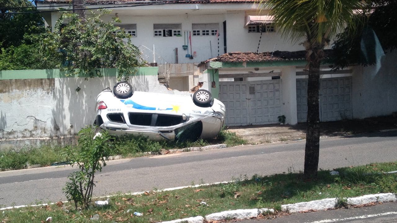 FOTO: Acidente na Zona Sul de Natal resulta em capotamento de táxi