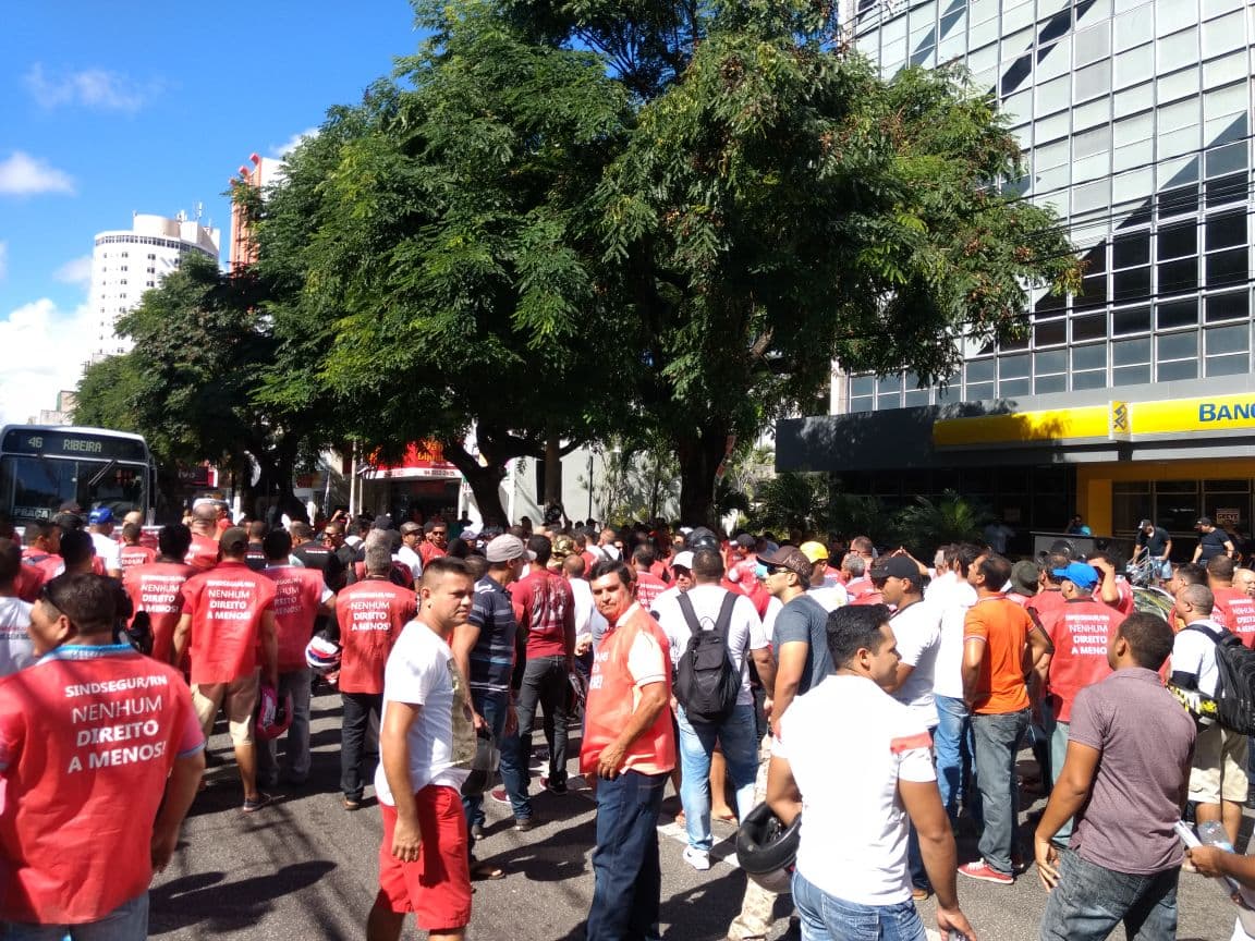 FOTOS: Protesto dos vigilantes em Natal na manhã desta segunda; agências bancárias suspenderam atendimento ao público
