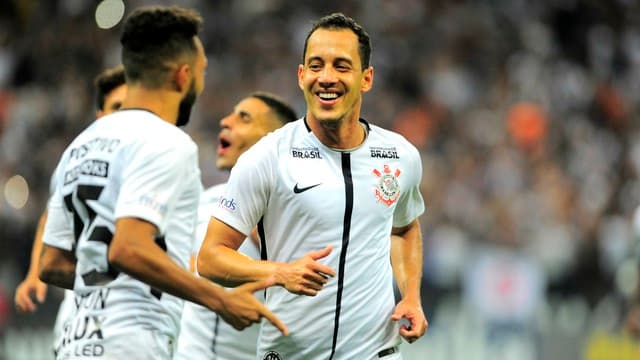 Em jogo tenso e com dois pênaltis, Corinthians acaba com invencibilidade do Palmeiras