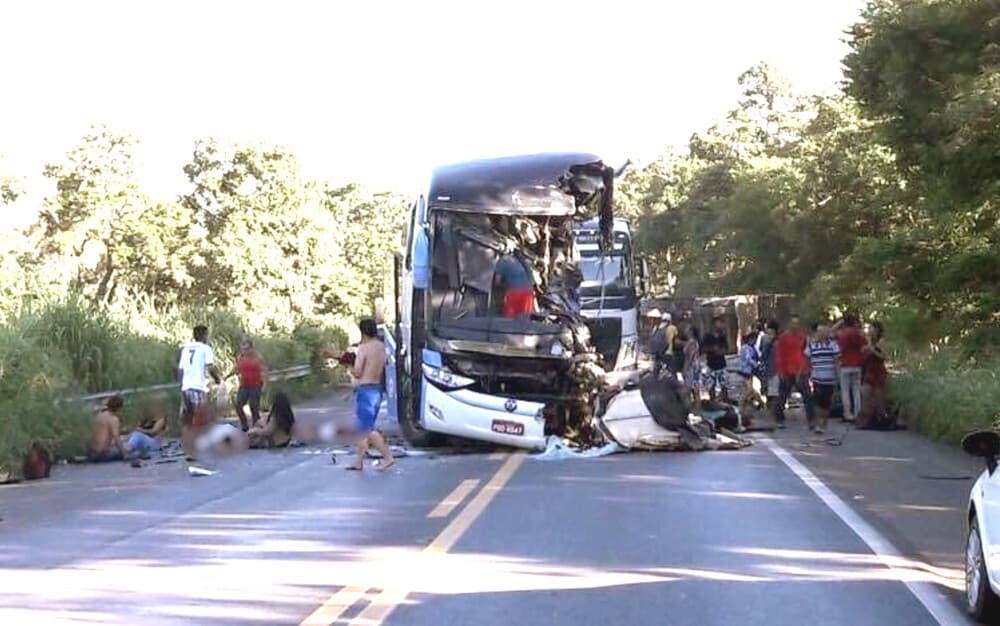 TRAGÉDIA - (FOTOS): Ônibus e carretas se envolvem em acidente grave e deixam mortos e feridos na BR-020, em Formosa - GO